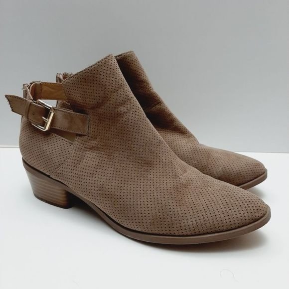 KATE & MEL Laser Perforated Faux Suede Chunky Heel Booties Shooties Beige Sz 10 - Picture 2 of 12